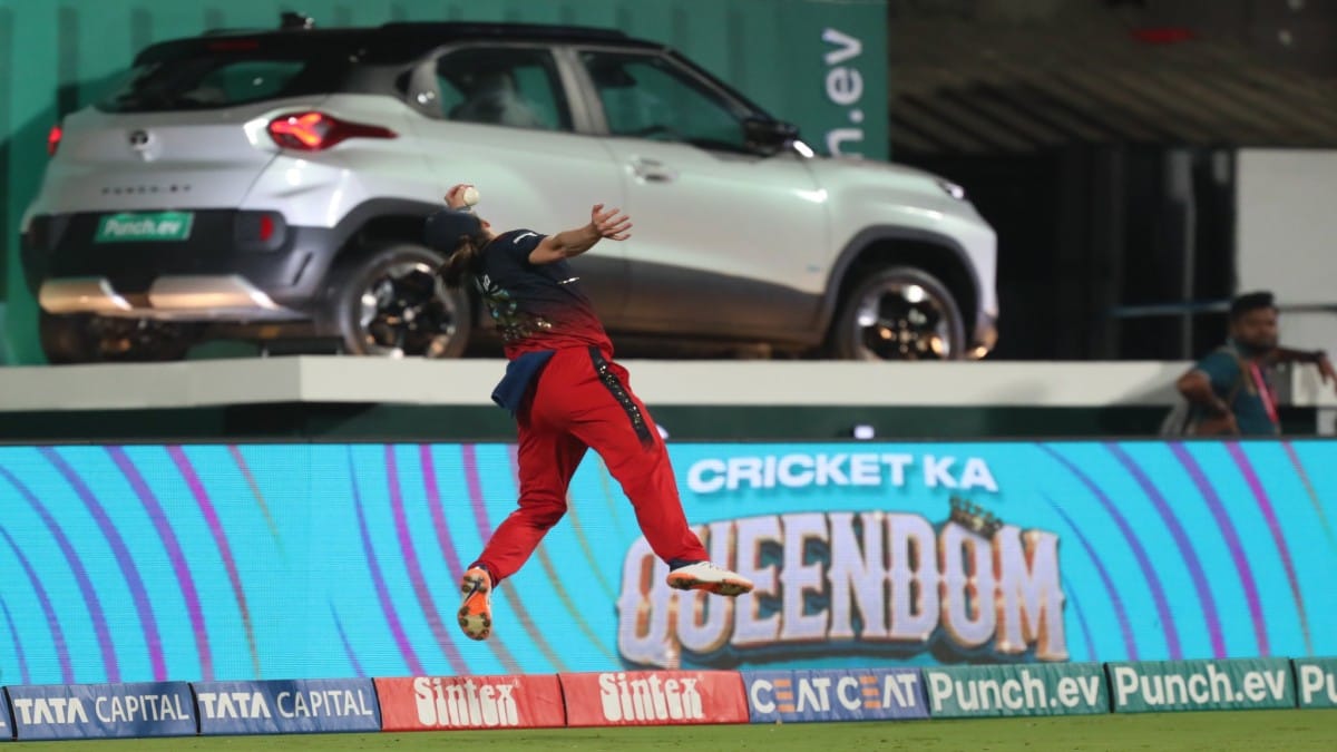 Royal Challengers Bangalore's Georgia Wareham emulates AB de Villiers with a spectacular save at the boundary