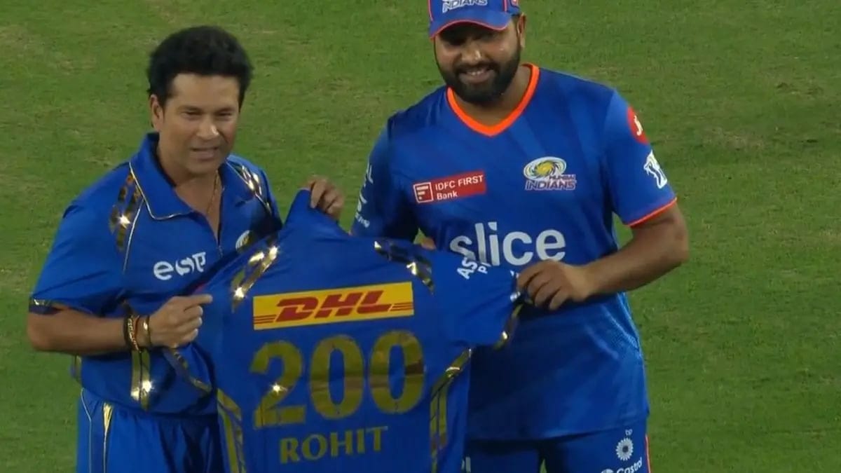 Sachin Tendulkar presented Rohit Sharma with a special jersey to commemorate his 200th IPL match for Mumbai Indians